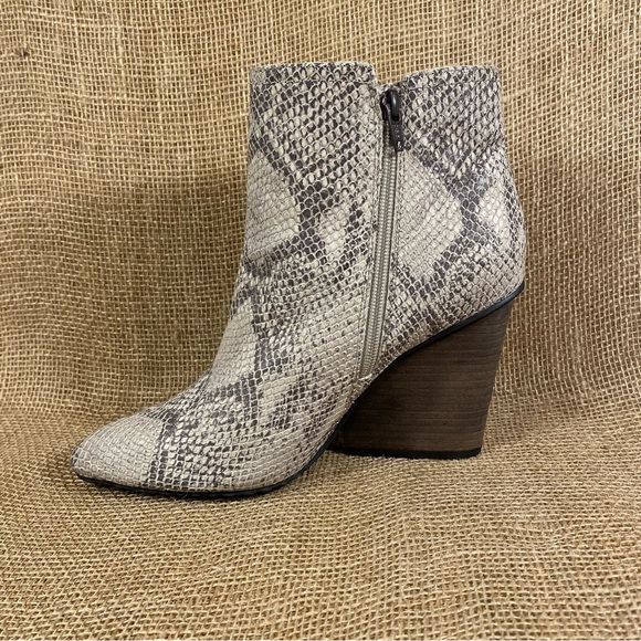 Boots Snake Boots Booties Isola Leather
Wedge Heels Fringes Zip Women Size 9.5 - Picture 11 of 11